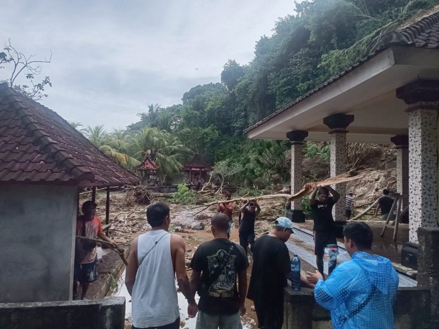 Hujan Lebat Sebabkan Longsor di Desa Sakti, Pura Ulun Danu Banjar Penida Terdampak